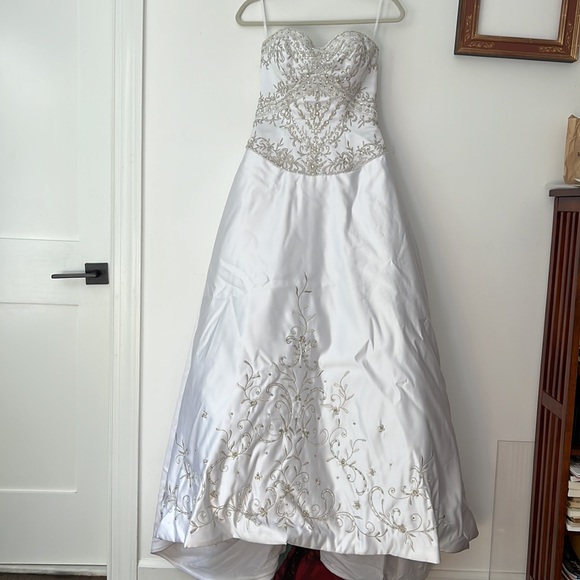 Sweetheart A-line strapless Wedding gown with Train, embroidery, sequins,size 10 - Picture 9 of 17